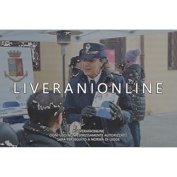 IMOLA 26 11 2024 GAZEBO DELLA POLIZIA DI STATO CONTRO LA VIOLENZA SULLE DONNE L\'OBIETTIVO E\' SENSIBILIZZARE L\'OPINIONE PUBBLICA SULLA PREVENZIONE DEL FENOMENO NELLA FOTO GLI AGENTI DAVANTI AL COMMISSARIATO DELLA POLIZIA DI STATO CON LA GENTE ©SANNA - AG ALDO LIVERANI SAS