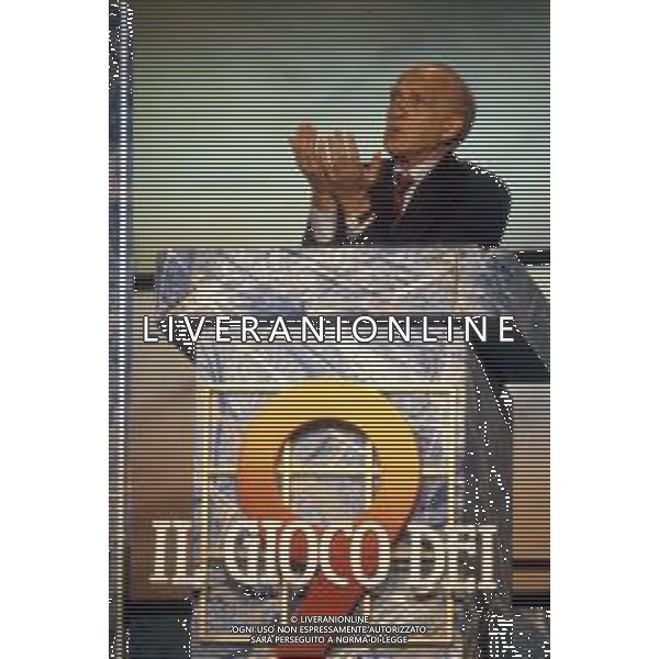 DIAP-RETROSPETTIVA RAIMONDO VIANELLO ATTORE NELLA FOTO RAIMONDO VIANELLO NELL\'ANNO 1988 NELLA TRASMISSIONE TELEVISIVA “IL GIOCO DEI 9“ AG ALDO LIVERANI SAS 
