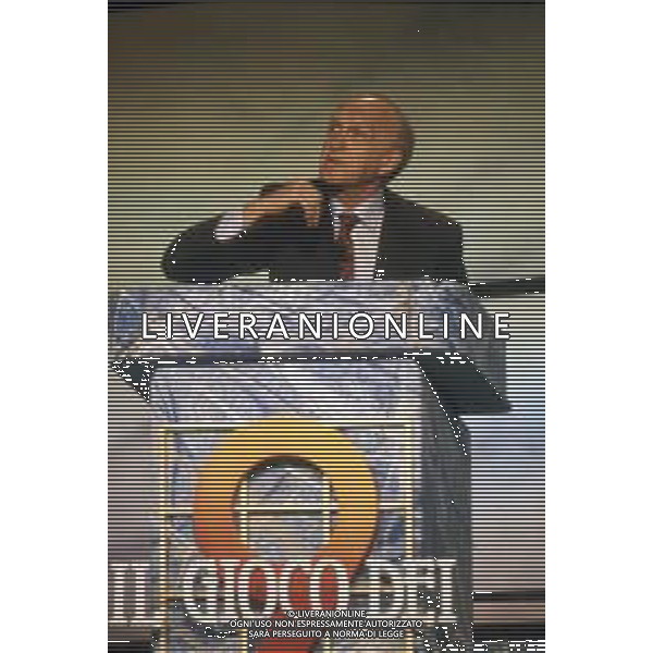 DIAP-RETROSPETTIVA RAIMONDO VIANELLO ATTORE NELLA FOTO RAIMONDO VIANELLO NELL\'ANNO 1988 NELLA TRASMISSIONE TELEVISIVA “IL GIOCO DEI 9“ AG ALDO LIVERANI SAS 