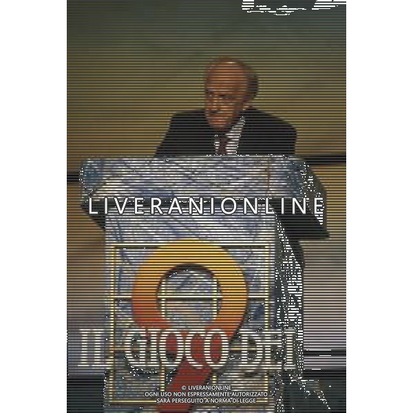 DIAP-RETROSPETTIVA RAIMONDO VIANELLO ATTORE NELLA FOTO RAIMONDO VIANELLO NELL\'ANNO 1988 NELLA TRASMISSIONE TELEVISIVA “IL GIOCO DEI 9“ AG ALDO LIVERANI SAS 