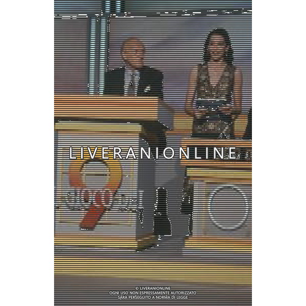 DIAP-RETROSPETTIVA RAIMONDO VIANELLO ATTORE NELLA FOTO RAIMONDO VIANELLO CON LUANA COLUSSI NELL\'ANNO 1988 NELLA TRASMISSIONE TELEVISIVA “IL GIOCO DEI 9“ AG ALDO LIVERANI SAS 