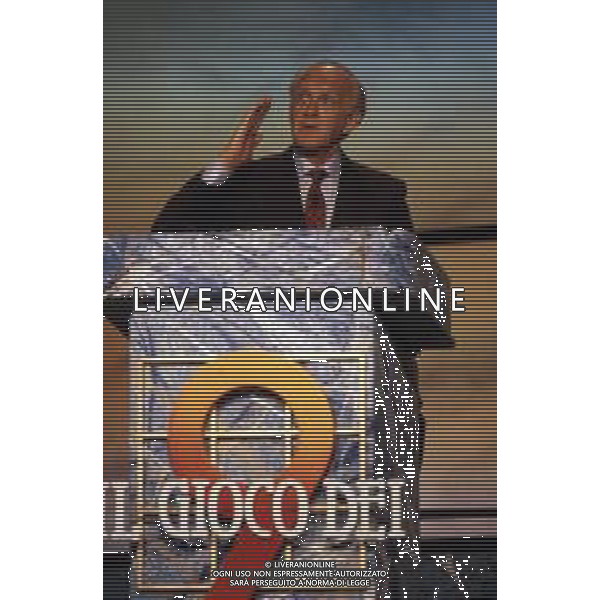 DIAP-RETROSPETTIVA RAIMONDO VIANELLO ATTORE NELLA FOTO RAIMONDO VIANELLO NELL\'ANNO 1988 NELLA TRASMISSIONE TELEVISIVA “IL GIOCO DEI 9“ AG ALDO LIVERANI SAS 