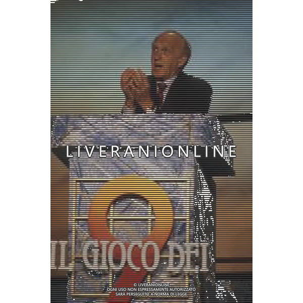 DIAP-RETROSPETTIVA RAIMONDO VIANELLO ATTORE NELLA FOTO RAIMONDO VIANELLO NELL\'ANNO 1988 NELLA TRASMISSIONE TELEVISIVA “IL GIOCO DEI 9“ AG ALDO LIVERANI SAS 