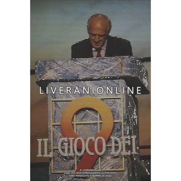 DIAP-RETROSPETTIVA RAIMONDO VIANELLO ATTORE NELLA FOTO RAIMONDO VIANELLO NELL\'ANNO 1988 NELLA TRASMISSIONE TELEVISIVA “IL GIOCO DEI 9“ AG ALDO LIVERANI SAS 