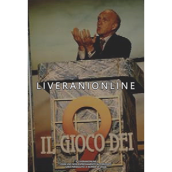 DIAP-RETROSPETTIVA RAIMONDO VIANELLO ATTORE NELLA FOTO RAIMONDO VIANELLO NELL\'ANNO 1988 NELLA TRASMISSIONE TELEVISIVA “IL GIOCO DEI 9“ AG ALDO LIVERANI SAS 