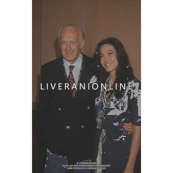 DIAP-RETROSPETTIVA RAIMONDO VIANELLO ATTORE NELLA FOTO RAIMONDO VIANELLO A MILANO ALLA PRESENTAZIONE DELL TRASMISSIONE TELEVISIVA “IL GIOCO DEI 9“ NELL\'ANNO 1988 CON LUANA COLUSSI AG ALDO LIVERANI SAS  