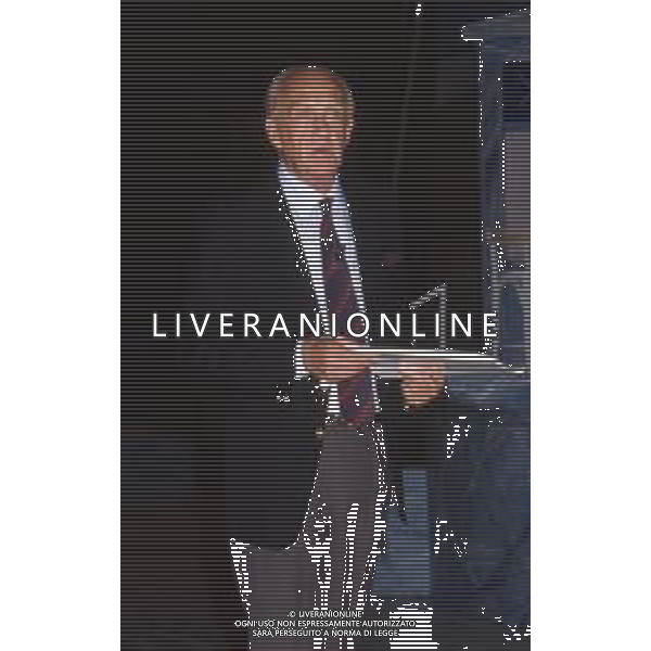 DIAP-RETROSPETTIVA RAIMONDO VIANELLO ATTORE NELLA FOTO RAIMONDO VIANELLO A MILANO ALLA PRESENTAZIONE DELL TRASMISSIONE TELEVISIVA “IL GIOCO DEI 9“ NELL\'ANNO 1988 CON LUANA COLUSSI AG ALDO LIVERANI SAS  