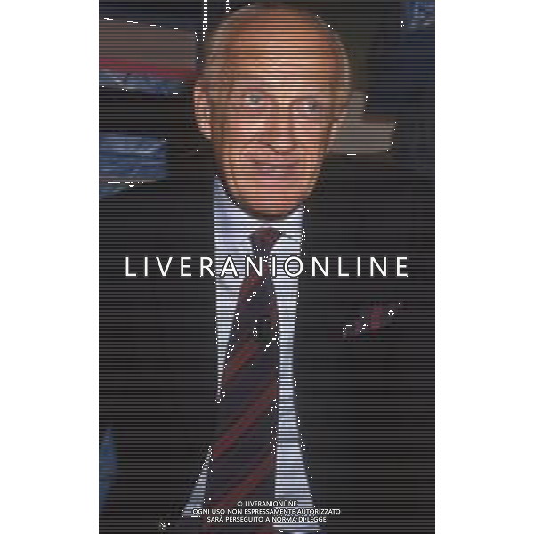 DIAP-RETROSPETTIVA RAIMONDO VIANELLO ATTORE NELLA FOTO RAIMONDO VIANELLO A MILANO ALLA PRESENTAZIONE DELL TRASMISSIONE TELEVISIVA “IL GIOCO DEI 9“ NELL\'ANNO 1988 CON LUANA COLUSSI AG ALDO LIVERANI SAS  