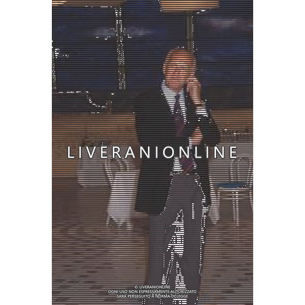 DIAP-RETROSPETTIVA RAIMONDO VIANELLO ATTORE NELLA FOTO RAIMONDO VIANELLO A MILANO ALLA PRESENTAZIONE DELL TRASMISSIONE TELEVISIVA “IL GIOCO DEI 9“ NELL\'ANNO 1988 CON LUANA COLUSSI AG ALDO LIVERANI SAS  