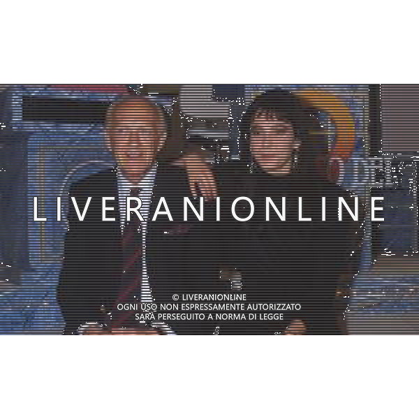 DIAP-RETROSPETTIVA RAIMONDO VIANELLO ATTORE NELLA FOTO RAIMONDO VIANELLO A MILANO ALLA PRESENTAZIONE DELL TRASMISSIONE TELEVISIVA “IL GIOCO DEI 9“ NELL\'ANNO 1988 CON LUANA COLUSSI AG ALDO LIVERANI SAS  
