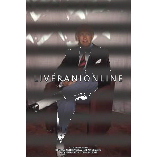 DIAP-RETROSPETTIVA RAIMONDO VIANELLO ATTORE NELLA FOTO RAIMONDO VIANELLO A MILANO ALLA PRESENTAZIONE DELL TRASMISSIONE TELEVISIVA “IL GIOCO DEI 9“ NELL\'ANNO 1988 CON LUANA COLUSSI AG ALDO LIVERANI SAS  