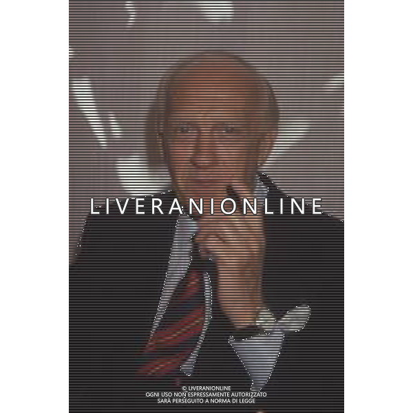 DIAP-RETROSPETTIVA RAIMONDO VIANELLO ATTORE NELLA FOTO RAIMONDO VIANELLO A MILANO ALLA PRESENTAZIONE DELL TRASMISSIONE TELEVISIVA “IL GIOCO DEI 9“ NELL\'ANNO 1988 CON LUANA COLUSSI AG ALDO LIVERANI SAS  