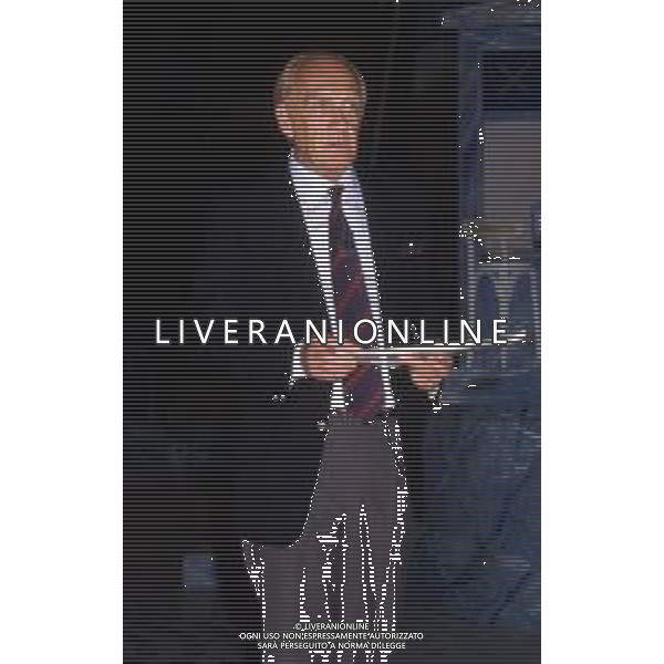 DIAP-RETROSPETTIVA RAIMONDO VIANELLO ATTORE NELLA FOTO RAIMONDO VIANELLO A MILANO ALLA PRESENTAZIONE DELL TRASMISSIONE TELEVISIVA “IL GIOCO DEI 9“ NELL\'ANNO 1988 CON LUANA COLUSSI AG ALDO LIVERANI SAS  