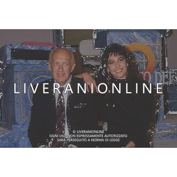DIAP-RETROSPETTIVA RAIMONDO VIANELLO ATTORE NELLA FOTO RAIMONDO VIANELLO A MILANO ALLA PRESENTAZIONE DELL TRASMISSIONE TELEVISIVA “IL GIOCO DEI 9“ NELL\'ANNO 1988 CON LUANA COLUSSI AG ALDO LIVERANI SAS  
