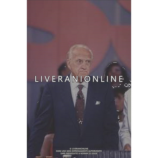 DIAP-RETROSPETTIVA RAIMONDO VIANELLO ATTORE NELLA FOTO RAIMONDO VIANELLO CON KAY SANDWICK NELL\'ANNO 1991 PER LA PESENTAZIONE E TRASMISSIONE TELEVISIVA “PRESSING“ AG ALDO LIVERANI SAS 