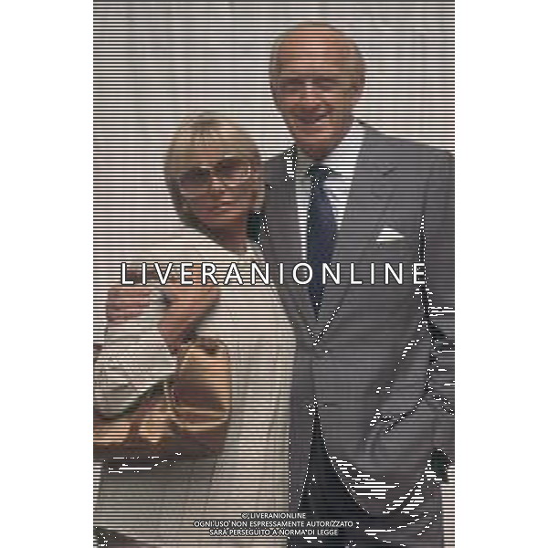 DIAP-RETROSPETTIVA RAIMONDO VIANELLO ATTORE NELLA FOTO RAIMONDO VIANELLO CON SANDRA MONDAINI A MILANO NELL\'ANNO 1990  AG ALDO LIVERANI SAS  