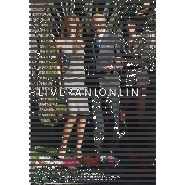 ST-RETROSPETTIVA RAIMONDO VIANELLO ATTORE NELLA FOTO RAIMONDO VIANELLO NELL\'ANNO 1998 CON EVA HERZIGOVA E VERONICA PIVETTI AG ALDO LIVERANI SAS 