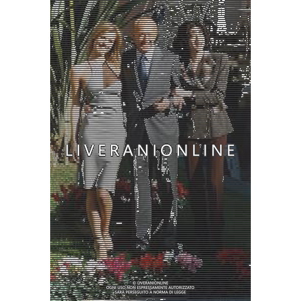 ST-RETROSPETTIVA RAIMONDO VIANELLO ATTORE NELLA FOTO RAIMONDO VIANELLO NELL\'ANNO 1998 CON EVA HERZIGOVA E VERONICA PIVETTI AG ALDO LIVERANI SAS
