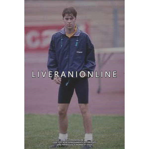 DIA-RETROSPETTIVA BELLOTTI FABIO CALCIATORE NELLA FOTO FABIO BELOTTI CON LA MAGLIA DEL LECCE CALCIO ALLENAMENTO NELL’ANNO 1991-1992 AG ALDO LIVERANI SAS
