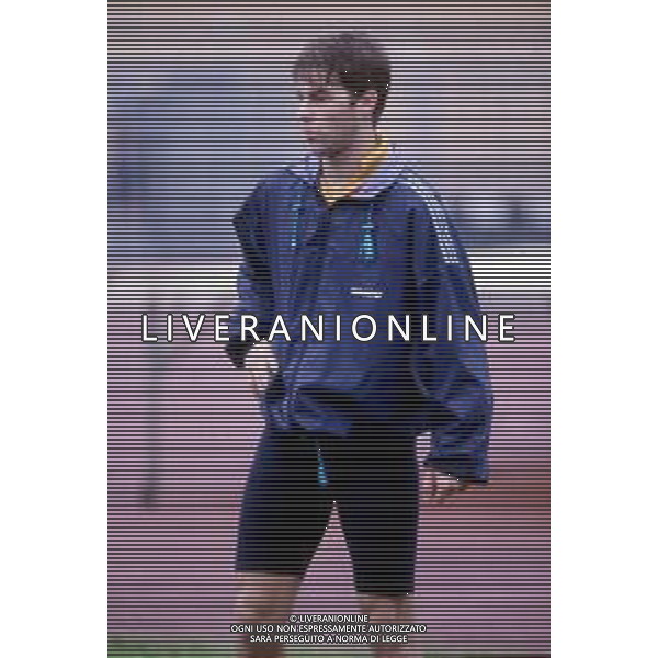DIA-RETROSPETTIVA BELLOTTI FABIO CALCIATORE NELLA FOTO FABIO BELOTTI CON LA MAGLIA DEL LECCE CALCIO ALLENAMENTO NELL’ANNO 1991-1992 AG ALDO LIVERANI SAS