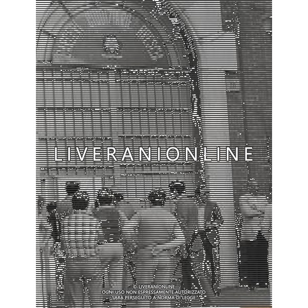 ST-05-08-1974 BRESCIA TENTATA EVASIONE DAL CARCERE NELLA FOTO I MOMENTI DELLA TENTATA EVASIONE DAL CARCERE DI BRESCIA, CON UN AGENTE DELLA POLIZIA PENITENZIARIA PREOSO IN OSTAGGIONELL\'AZIONE CRIMONOSA RIMASE UCCISO L\'AAPUNTATO DELL POLIZIA PENITENZIARIA NERIO FISCHIONE. AG ALDO LIVERANI SAS