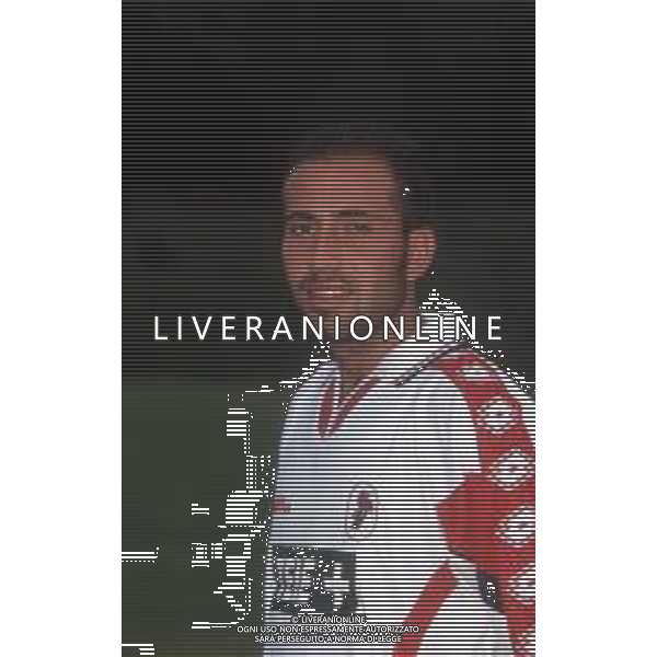DIA- RETROSPETTIVA BELLAVISTA ANTONIO CALCIATORE NELLA FOTO BELLAVISTA ANTONIO CON LA MAGLIA DEL BARI CALCIO NELL’ANNO 1999-2000 AG ALDO LIVERANI SAS
