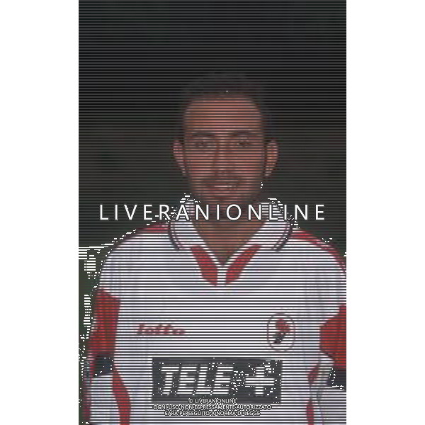 DIA- RETROSPETTIVA BELLAVISTA ANTONIO CALCIATORE NELLA FOTO BELLAVISTA ANTONIO CON LA MAGLIA DEL BARI CALCIO NELL’ANNO 1999-2000 AG ALDO LIVERANI SAS