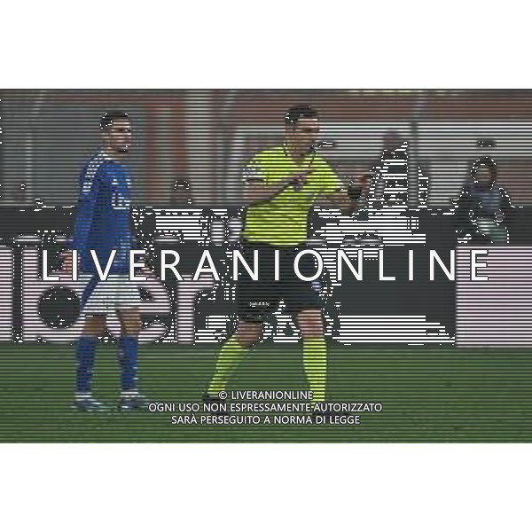 TVRG Como vs Monza nella foto l\'arbitro Juan Luca Sacchi di Macerata assegna il rigore al Monza dopo consulto con il VAR Como 30-11-2024 Stadio Giuseppe Sinigaglia Campionato Serie A Enilive - 14a giornata foto Roberto Garavaglia/Agenzia Aldo Liverani sas