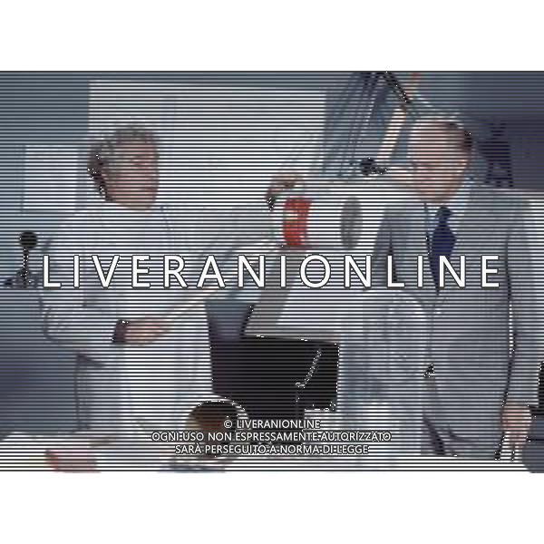 DIAP-RETROSPETTIVA RAIMONDO VIANELLO ATTORE E PRESENTATORE TELEVISIVO NELLA FOTO RAIMONDO VIANELLO A ROMA NELL\'ANNO 1979 CON UGO TOGNAZZI NELLO SPOT PUBBLICITARIO “ STOCK 84“ AG ALDO LIVERANI SAS  
