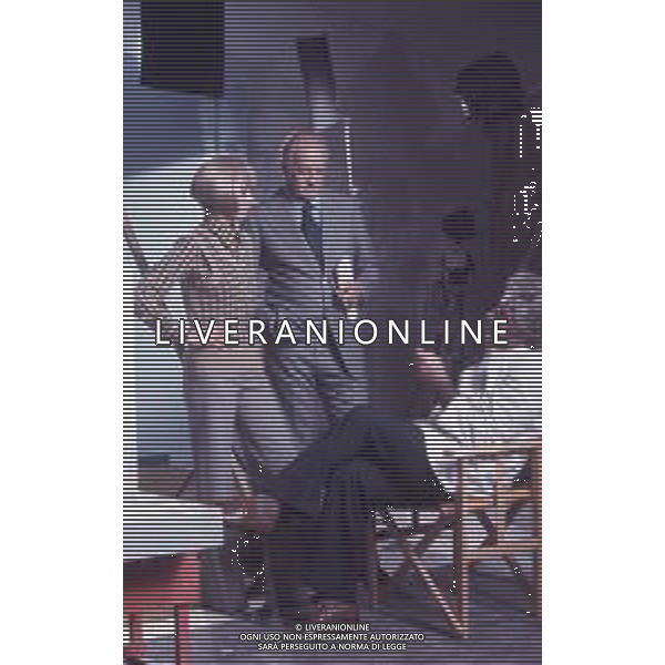 DIAP-RETROSPETTIVA RAIMONDO VIANELLO ATTORE E PRESENTATORE TELEVISIVO NELLA FOTO RAIMONDO VIANELLO A ROMA NELL\'ANNO 1979 CON UGO TOGNAZZI NELLO SPOT PUBBLICITARIO “ STOCK 84“ AG ALDO LIVERANI SAS  
