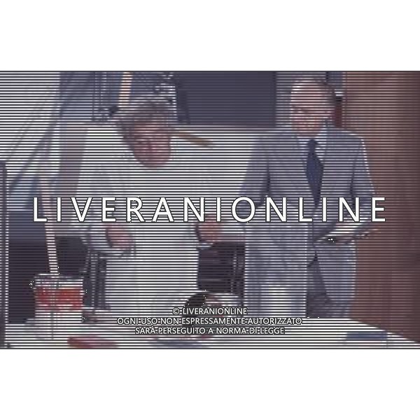 DIAP-RETROSPETTIVA RAIMONDO VIANELLO ATTORE E PRESENTATORE TELEVISIVO NELLA FOTO RAIMONDO VIANELLO A ROMA NELL\'ANNO 1979 CON UGO TOGNAZZI NELLO SPOT PUBBLICITARIO “ STOCK 84“ AG ALDO LIVERANI SAS  