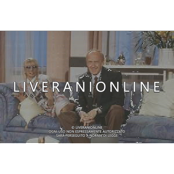 DIAP-RETROSPETTIVA RAIMONDO VIANELLO ATTORE E PRESENTATORE TELEVISIVO NELLA FOTO RAIMONDO VIANELLO CON SANDRA MONDAINI NELLA TRASMISSIONE TELEVISIVA “SANDRA E RAIMONDO SHOW“ ANNO 1987 AG ALDO LIVERANI SAS