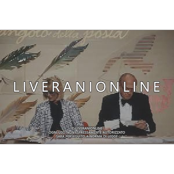 DIAP-RETROSPETTIVA RAIMONDO VIANELLO ATTORE E PRESENTATORE TELEVISIVO NELLA FOTO RAIMONDO VIANELLO CON SANDRA MONDAINI NELLA TRASMISSIONE TELEVISIVA “SANDRA E RAIMONDO SHOW“ ANNO 1987 AG ALDO LIVERANI SAS