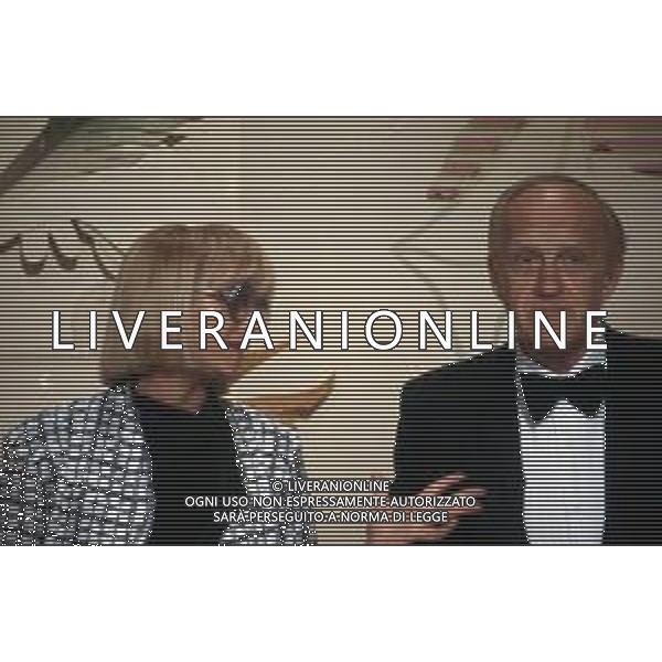 DIAP-RETROSPETTIVA RAIMONDO VIANELLO ATTORE E PRESENTATORE TELEVISIVO NELLA FOTO RAIMONDO VIANELLO CON SANDRA MONDAINI NELLA TRASMISSIONE TELEVISIVA “SANDRA E RAIMONDO SHOW“ ANNO 1987 AG ALDO LIVERANI SAS