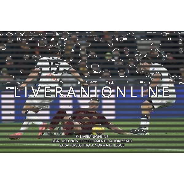 Roma vs Atalanta Campionato Serie A Enilive - 14 Giornata Stadio Olimpico - Roma 02-12-2024 nella foto Dovbyk tra Kolasinac e De Roon ©Federico Gaetano - AGENZIA ALDO LIVERANI SAS