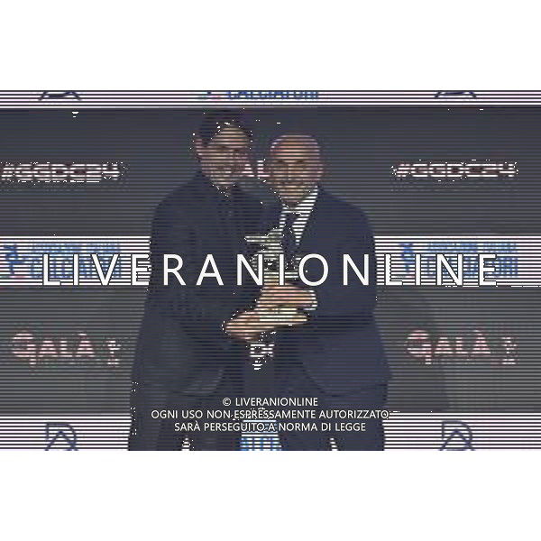 TVRG Gala Calcio 2024 nella foto Simone Inzaghi allenatore Inter premiato da Luciano Spalletti allenatore Italia come miglior allenatore Milano 02-12-2024 Gran Gala del Calcio 2024, l\'appuntamento organizzato dall\'AIC Associazione Italiana Calciatori per premiare i protagonisti della stagione 2023-2024 foto Roberto Garavaglia/ag. Aldo Liverani sas