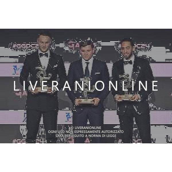 TVRG Gala Calcio 2024 nella foto premiazione migliori centrocampisti, da SX Teun Koopmeiners (Juventus), Nicolò Barella (Inter) e Hakan Calhanoglu (Inter) Milano 02-12-2024 Gran Gala del Calcio 2024, l\'appuntamento organizzato dall\'AIC Associazione Italiana Calciatori per premiare i protagonisti della stagione 2023-2024 foto Roberto Garavaglia/ag. Aldo Liverani sas