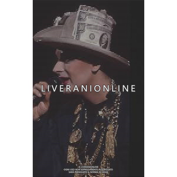 DIAP-RETROSPETTIVA BOY GEORGE CANTANTE NELLA FOTO BOY GEORGE NELL\'ANNO 1988 A MILANO AL PALATRUSSARDI AG ALDO LIVERANI SAS 