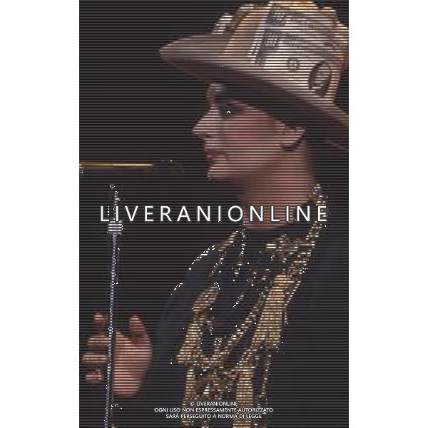 DIAP-RETROSPETTIVA BOY GEORGE CANTANTE NELLA FOTO BOY GEORGE NELL\'ANNO 1988 A MILANO AL PALATRUSSARDI AG ALDO LIVERANI SAS 