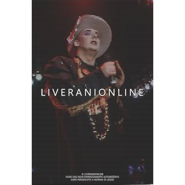DIAP-RETROSPETTIVA BOY GEORGE CANTANTE NELLA FOTO BOY GEORGE NELL\'ANNO 1988 A MILANO AL PALATRUSSARDI AG ALDO LIVERANI SAS 