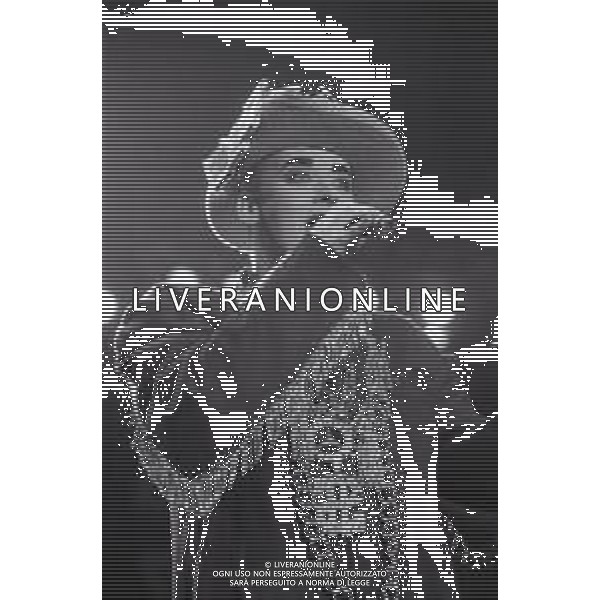 NEG-RETROSPETTIVA BOY GEORGE CANTANTE NELLA FOTO BOY GEORGE NELL\'ANNO 1988 A MILANO AL PALATRUSSARDI AG ALDO LIVERANI SAS