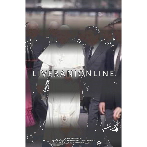 DIAP-RETROSPETTIVA PAPA GIOVANNI II -KAROL JOZEF WOJTYLA  NELLA FOTO PAPA GIOVANNI II -KAROL JOZEF WOJTYLA IN VISITA ALLA FABBRICA DELL\'OLIVETTI A SCARMAGNO CON CARLO DE BENEDETTI NELL\'ANNO 1990 AG ALDO LIVERANI SAS 