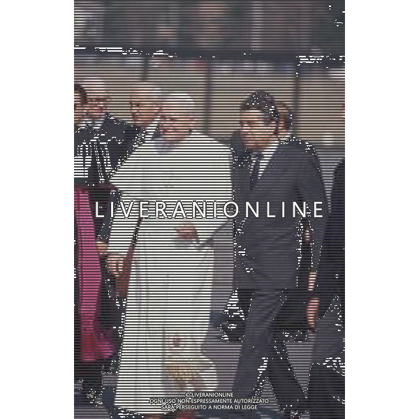 DIAP-RETROSPETTIVA PAPA GIOVANNI II -KAROL JOZEF WOJTYLA  NELLA FOTO PAPA GIOVANNI II -KAROL JOZEF WOJTYLA IN VISITA ALLA FABBRICA DELL\'OLIVETTI A SCARMAGNO CON CARLO DE BENEDETTI NELL\'ANNO 1990 AG ALDO LIVERANI SAS 