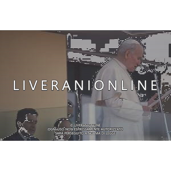 DIAP-RETROSPETTIVA PAPA GIOVANNI II -KAROL JOZEF WOJTYLA  NELLA FOTO PAPA GIOVANNI II -KAROL JOZEF WOJTYLA IN VISITA ALLA FABBRICA DELL\'OLIVETTI A SCARMAGNO CON CARLO DE BENEDETTI NELL\'ANNO 1990 AG ALDO LIVERANI SAS 