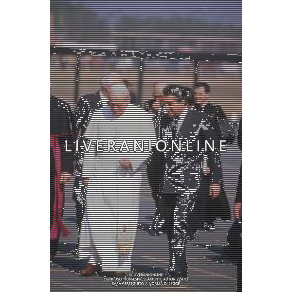 DIAP-RETROSPETTIVA PAPA GIOVANNI II -KAROL JOZEF WOJTYLA  NELLA FOTO PAPA GIOVANNI II -KAROL JOZEF WOJTYLA IN VISITA ALLA FABBRICA DELL\'OLIVETTI A SCARMAGNO CON CARLO DE BENEDETTI NELL\'ANNO 1990 AG ALDO LIVERANI SAS 