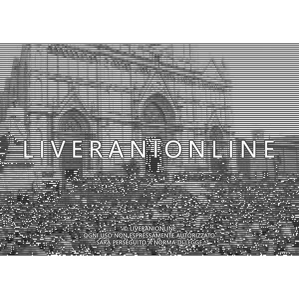 NEG-18-10-1986 FIRENZE -RETROSPETTIVA PAPA GIOVANNI II -KAROL JOZEF WOJTYLA  NELLA FOTO PAPA GIOVANNI II -KAROL JOZEF WOJTYLA A FIRENZE PIAZZA SANTA CROCE IL GIORNO 18-10-1986 AG ALDO LIVERANI SAS