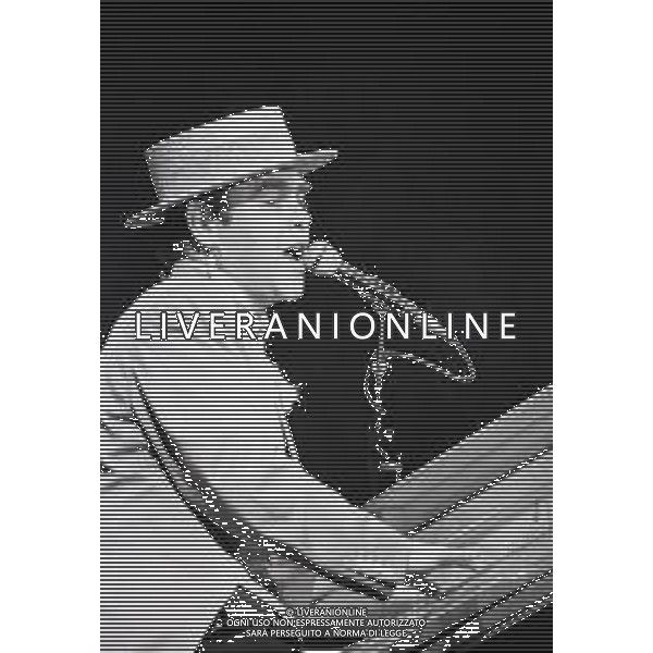 NEG-RETROSPETTIVA ELTON JOHN CANTANTE NELLA FOTO ELTON JOHN NELL\'ANNO 1984 AG ALDO LIVERANI SAS 