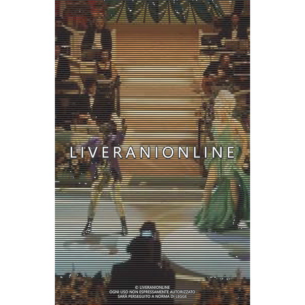 NEG-RETROSPETTIVA ELTON JOHN CANTANTE NELLA FOTO ELTON JOHN AL FESTIVAL DI SANREMO NELL\'ANNO 1994 CON LA DRAG QUEEN RU PAUL AG ALDO LIVERANI SAS 