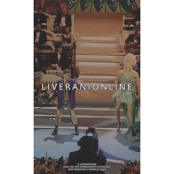 NEG-RETROSPETTIVA ELTON JOHN CANTANTE NELLA FOTO ELTON JOHN AL FESTIVAL DI SANREMO NELL\'ANNO 1994 CON LA DRAG QUEEN RU PAUL AG ALDO LIVERANI SAS 