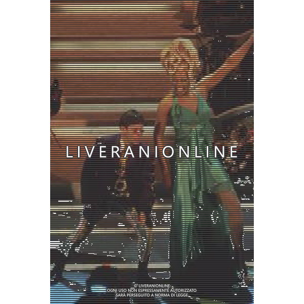NEG-RETROSPETTIVA ELTON JOHN CANTANTE NELLA FOTO ELTON JOHN AL FESTIVAL DI SANREMO NELL\'ANNO 1994 CON LA DRAG QUEEN RU PAUL AG ALDO LIVERANI SAS 